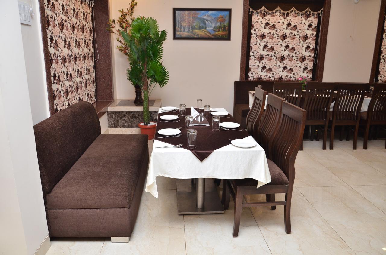 Regal Hotel And Restaurant Матхура Экстерьер фото