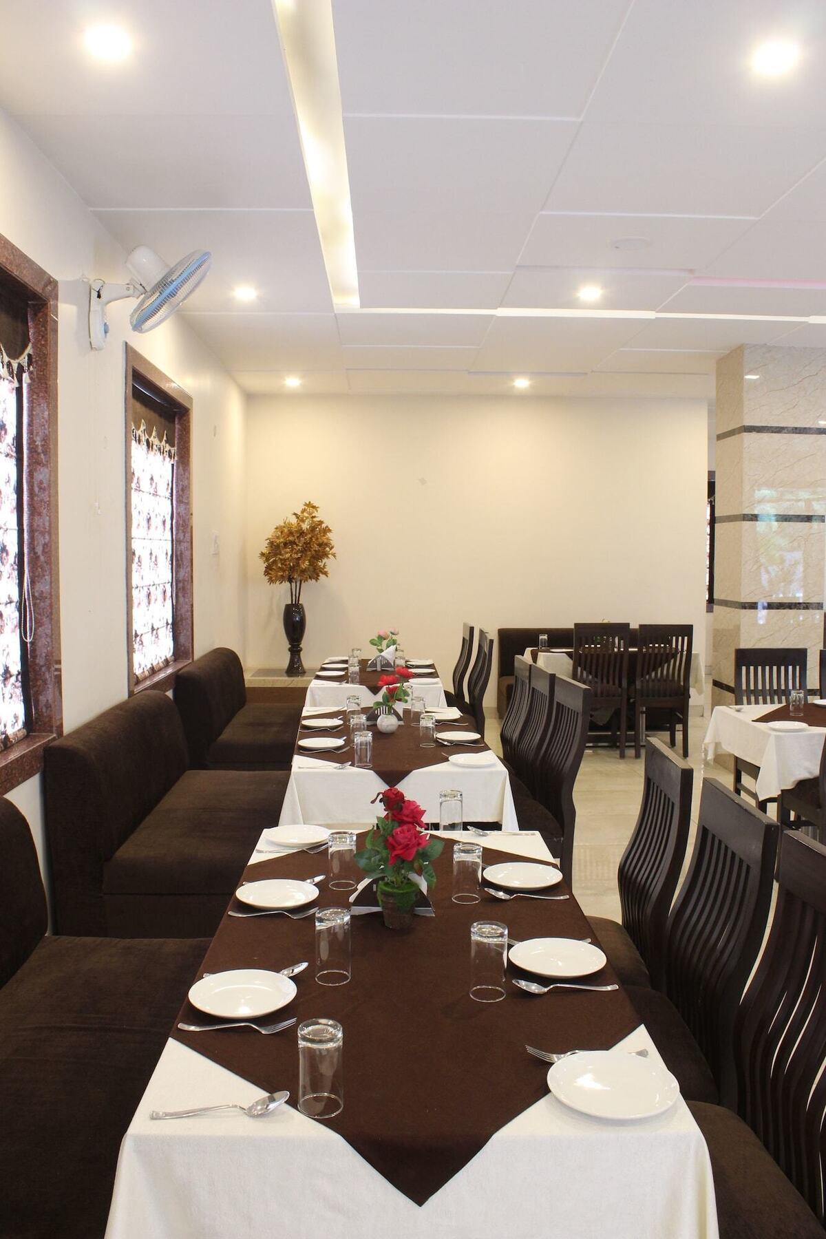 Regal Hotel And Restaurant Матхура Экстерьер фото